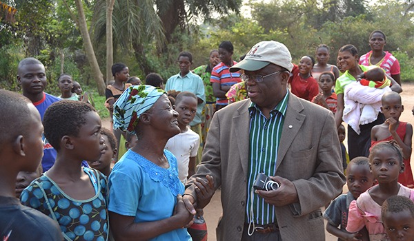 Daniel Shungu meeting with villagers